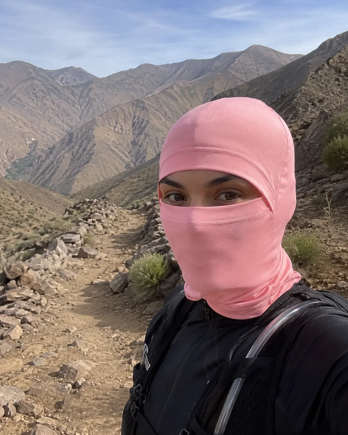 Trail runner portant un BALACLAVA