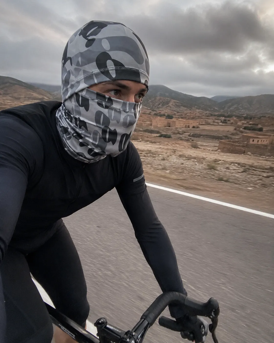 Cycliste portant un BALACLAVA